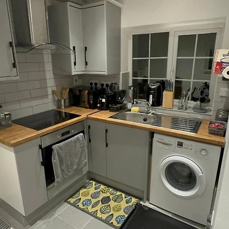 Entire One Double Bedroom Apartment Londres Extérieur photo