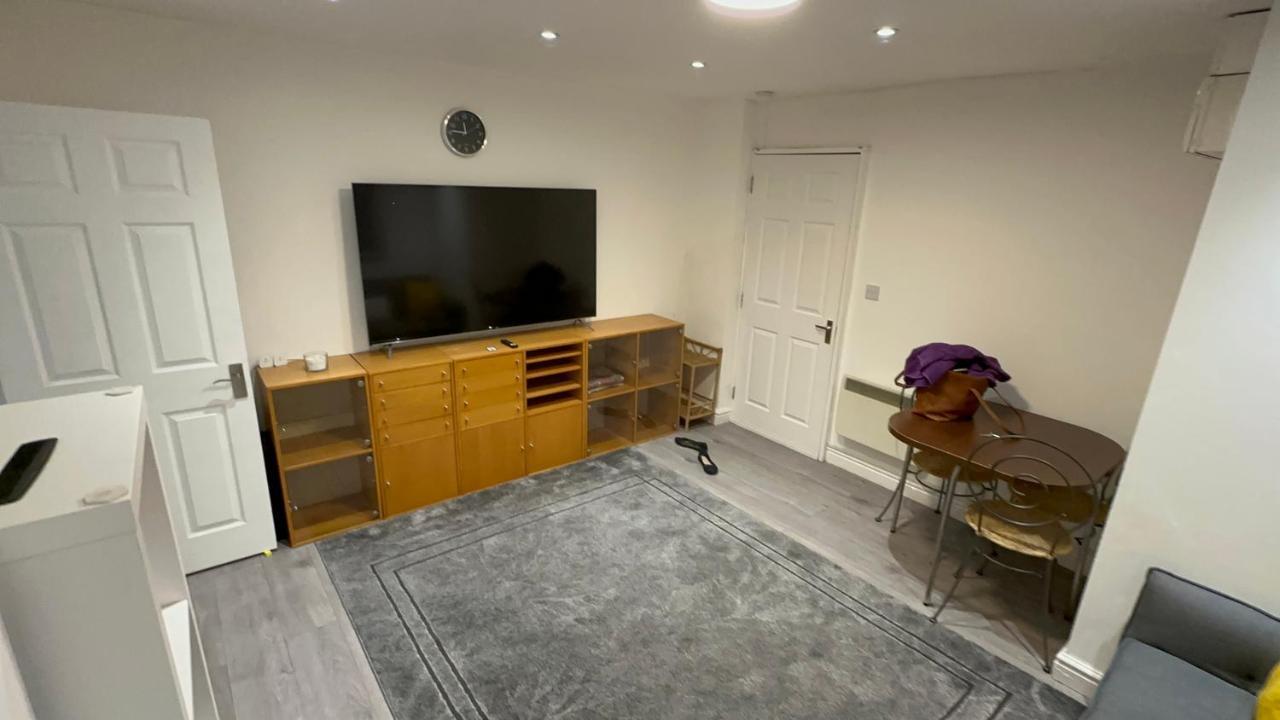 Entire One Double Bedroom Apartment Londres Extérieur photo